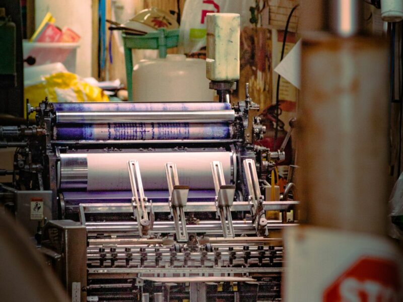 Druckmaschine in der Produktion – Werbetechnik und Werbedrucke