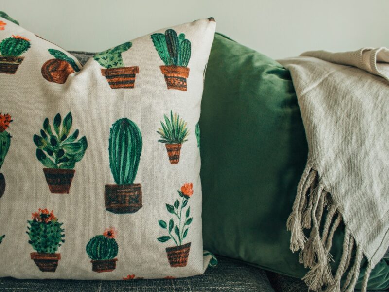Bedrucktes Kissen auf dem Sofa – personalisierte Fotogeschenke